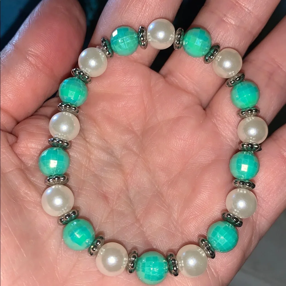 Iridescent teal, Pearl and Silver Beaded stretch Bracelet